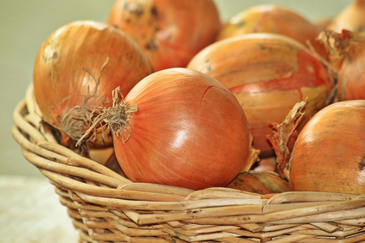Пъхнете си нарязан лук в ухото и не е за вярване какво ще се случи 3 onions 1228362 1280