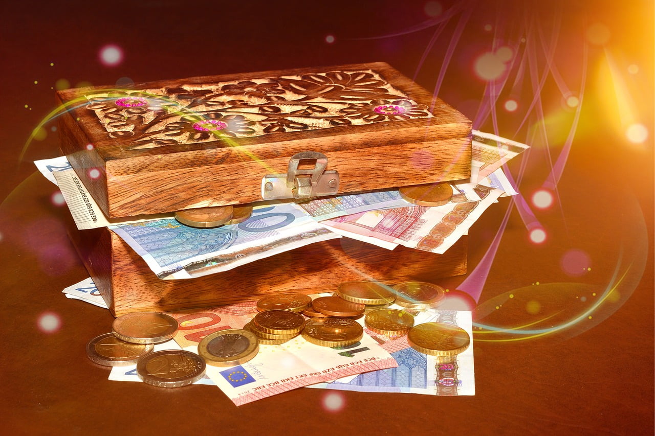 Тези 4 зодии ще са магнит за парите през април 3 treasure chest 619876 1280