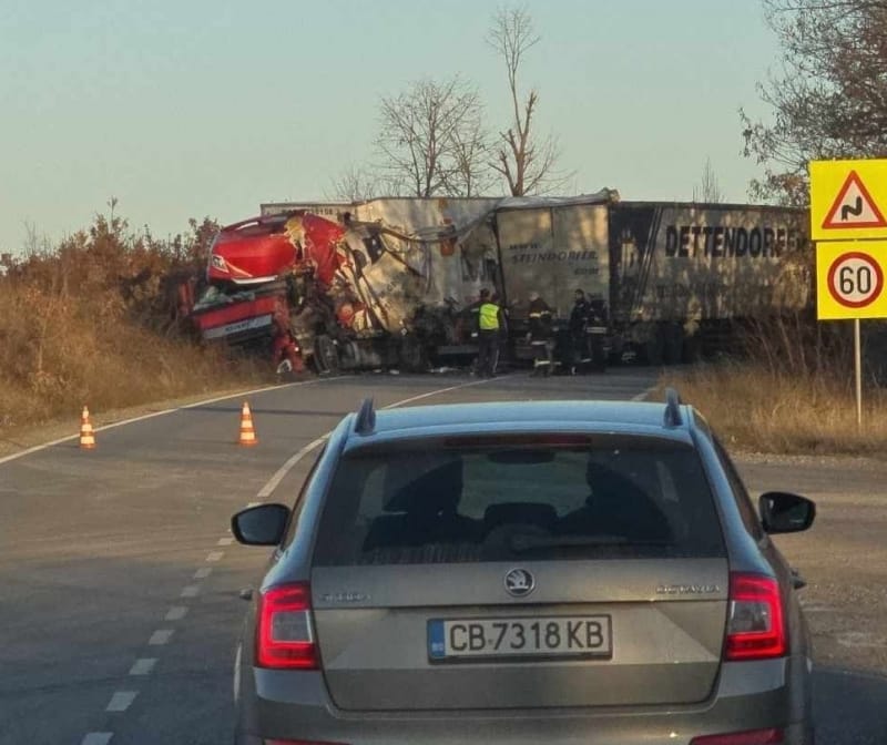 Такава катастрофа България не помни! Е-79 е затворен, два ТИР-а са неузнаваеми (СНИМКА) 4 35023d2a39d1c9747c17bf7f0f1626bc