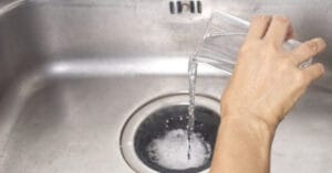 Вече не пълзя под мивката на четири крака: Водопроводчик ми показа какво да излея в канала и запушването изчезва за 3 минути - 11 m 45a08595279787d2df072cafba1e4596