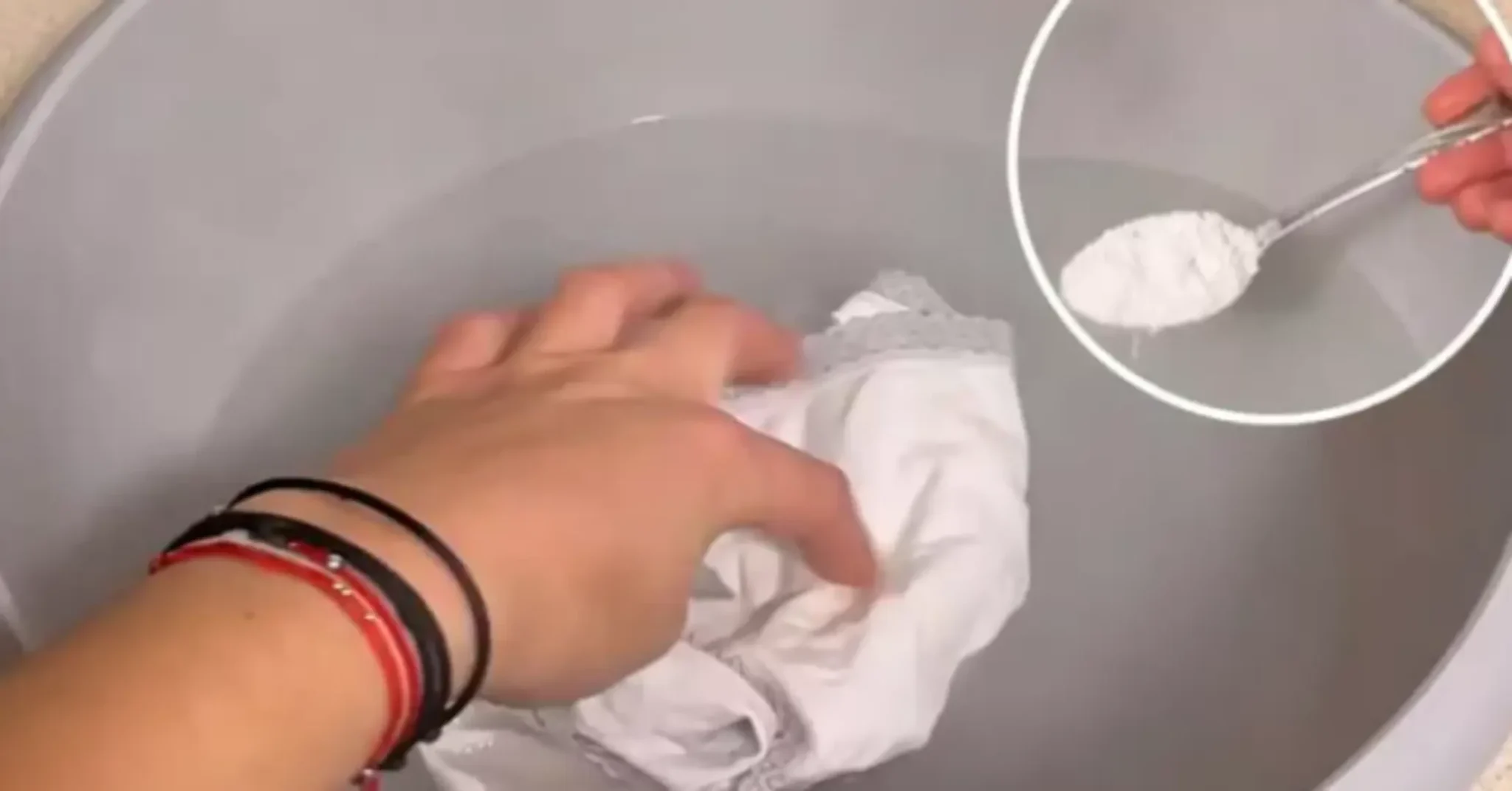 Във водата добавям 2 с.л. и накисвам белите дрехи. След 15 минути жълтеенето и петната изчезват без белина! 3 2 49 2048x1072 1