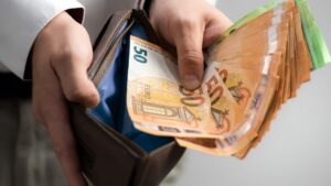 Старо поверие: Сложете това в портфейла си и той ще се напълни с пари 32 cf89d41f79445e83c34d1b2787c57631 2531995 1920x1080
