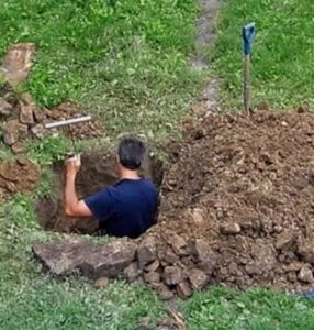Видели го как копае дълбоки канали в градината и пълни чували, затова съседите повикали полиция… 20 528130665 762041593068656 213582