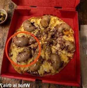Поръчах си пица вечерта и куриерът ми я донесе до вратата. Взех я и отидох в кухнята, за да хапна. Когато отворих кутията, видях нещо странно вътре. Седях и го гледах дълго, но така и не успях да разбера какво е. Някой има ли идея какво може да бъде? Вижте отговора 2 678992356 1510062513809518 79583