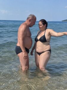 Съпругът замина на почивка с любовницата си и излъга жена си, че отива в командировка, но съпругата отдавна подозираше изневярата и му подготви такава изненада, след която мъжът беше в истински ужас 😱😨 50 692047824 1294558962807120 6853727675240364740 n