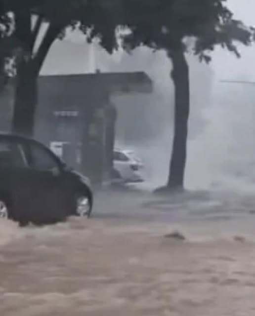 ИЗВЪНРЕДНО: Страшен потоп от преди минути! Градът е под вода, има… Вижте повече 👇👇 👇 3 697198857 1039138928686153 5768924172048127444 n