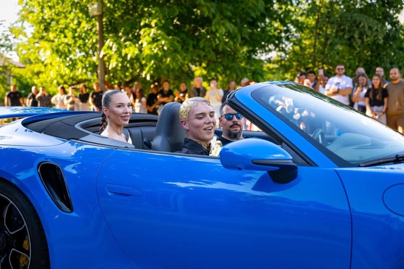 Ето го Кралят на абитуриентите тази година! Заслепи в тоалет от злато (вижте СНИМКИ в коментар 👇👇👇): 7 708854866 978493581593207 2085993536664809979 n