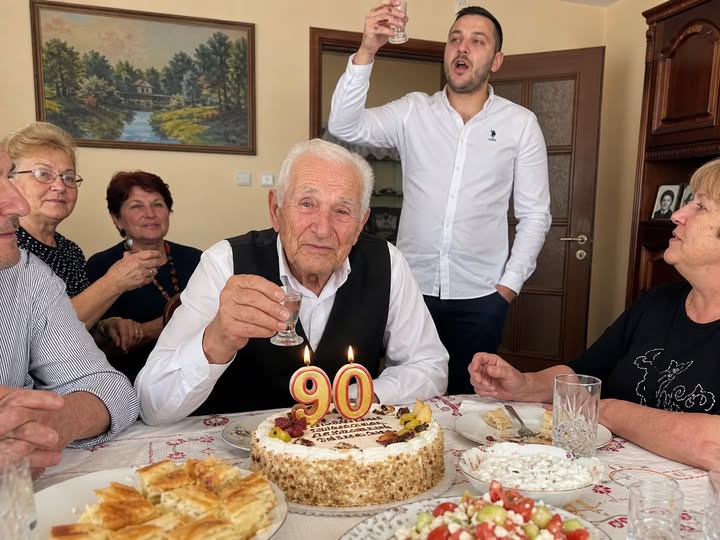 „На 90-ия рожден ден на дядо, внукът стана, вдигна чашата и каза: „Наздраве за парите, които най-после ще са мои.“ В следващата секунда стаята замръзна – а дядо само се усмихна леко и погледна към адвоката в ъгъла. 3 738472766 122198221460593989 298723036209268349 n