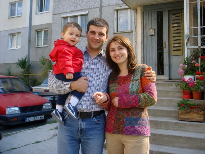 Мъжът ми изчезна една сутрин „на работа“, взимайки със себе си металната ни кутия с всички спестявания. Десет години по‑късно пощальонът ми подаде препоръчано писмо от затвора – адресирано не до мен, а до сина ни. 3 738843139 1619061206886643 6774247424325096192 n