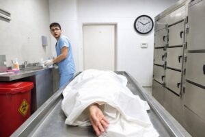 „В 3:17 през нощта бях сама в моргата, когато нещо под бялата чаршафена покривка се размърда… и ръката на „мъртвата“ жена бавно се вдигна във въздуха.“ 14 751403212 1651183560344366 2982747836064064207 n