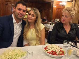 Свекърва ми ми предложи 10 000 долара, за да изоставя сина ѝ пред олтара – приех парите, но гостът, когото доведох на сватбата, я накара да изкрещи пред 200 души. 84 751563581 1531486849019520 3856005893052597309 n