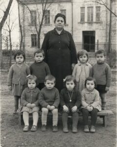 През 1973 година осем бебета „починаха“ в една и съща нощ в родилния дом във Видин — 24 години по-късно бивша акушерка донесе осем гривнички и прошепна: „Нито едно не е погребано.“ 44 763318699 1367045465622979 6506448229221555401 n