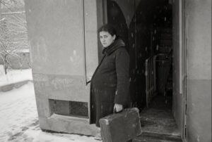 През 1986 година баща ми изгони бременната ми сестра посред зима и забрани дори да произнасяме името ѝ. 40 години по-късно непознат мъж дойде на погребението му и застана до ковчега с букет бели карамфили. 20 769385815 1372192551774937 7921351476286574853 n