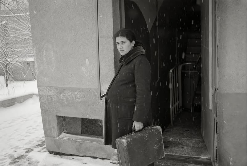През 1986 година баща ми изгони бременната ми сестра посред зима и забрани дори да произнасяме името ѝ. 40 години по-късно непознат мъж дойде на погребението му и застана до ковчега с букет бели карамфили. 3 769385815 1372192551774937 7921351476286574853 n
