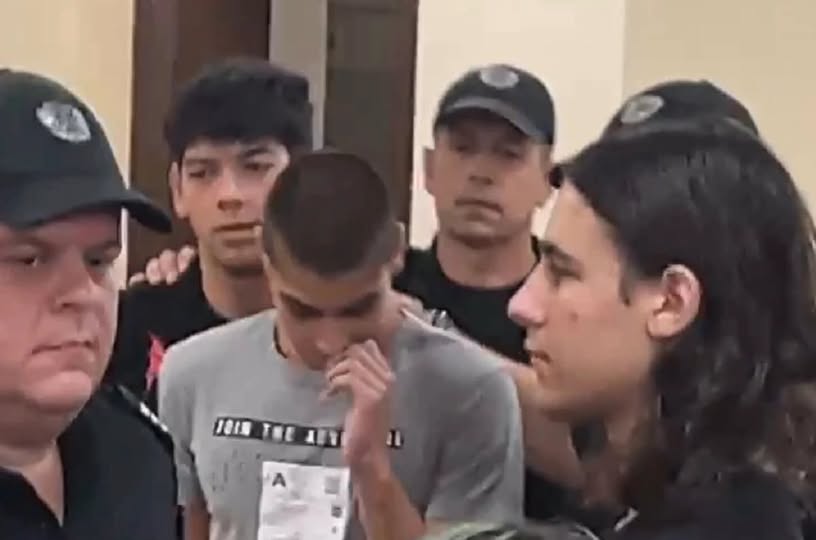 15-годишният лидер на глутницата убийци от Пловдив се оказа галено дете, ето какво се разбра за него и семейството му. Вижте повече..👇👇 3 771573236 1009316165407863 1354782478500994272 n