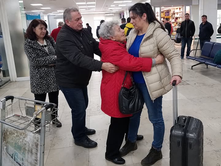 На летището възрастна жена ме прегърна и започна да ме нарича с друго име. Семейството ѝ се извини — но преди да си тръгне, тя прошепна точния адрес на къщата, в която съм родена. 3 772685810 1551080713726800 1750854257007162268 n