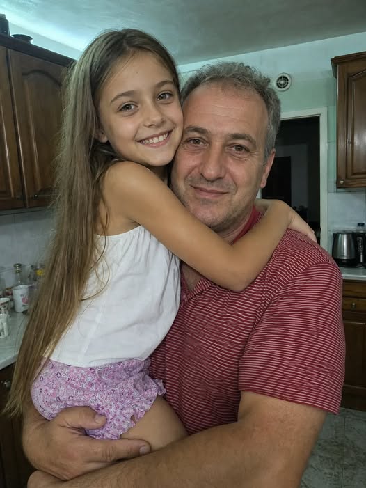 На тази снимка се усмихвах в прегръдките на втория си баща… Години наред майка ми вярваше, че той ме обича като собствена дъщеря. Но не знаеше, че зад затворени врати същите тези ръце ме подлагаха на жестоко насилие, чиито последици щяха да ме следват цял живот. 3 781206905 122258680232262165 3122532158106133013 n
