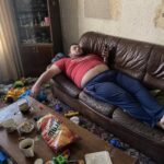 Синът ми се отнасяше с жена си като със слуга, затова реших да му дам важен урок. Бях на 60 и няколко месеца по-късно дойдох да посетя сина си и неговото семейство. Много ми липсваха – но щом прекрачих прага на къщата, замръзнах… 😱 85 784980308 1385449170449275 7481757428971573830 n