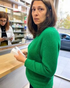 В аптеката фармацевтката погледна рецептата ми и попита защо приемам тези лекарства вече 14 години. „За кръвното“, отговорих. Тя замълча, извади листовката и каза: „Госпожо, това изобщо не е лекарство за кръвно.“ 34 785979792 1561700195998185 3654904056045934476 n