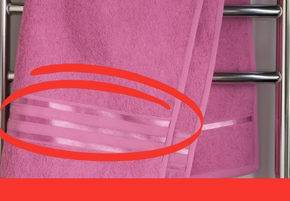Повечето хора не знаят за какво служат ивиците върху хавлиите. 👇👇 12 20251020 1351 iviczi varhu havlii remix 01k80kvaftfxgrk68e6tfctm0d