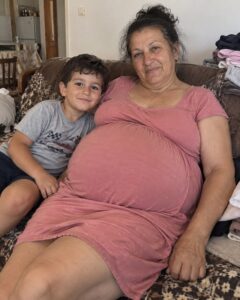 Съпругата ми твърдеше, че е станала сурогатна майка срещу 65 000 евро, за да можем най-сетне да си купим собствен дом. Вярвах на всяка нейна дума… докато една случайно чута реплика, казана на моя шеф, не ме накара да почувствам как земята под краката ми изчезва. 26 800034924 122190628880792603 2742702280573421374 n